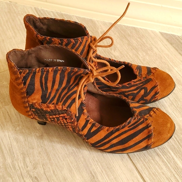 HELLE COMFORT Shoes Low Heel Ankle Bootie Animal Print Snake Tiger Zebra - Picture 3 of 16